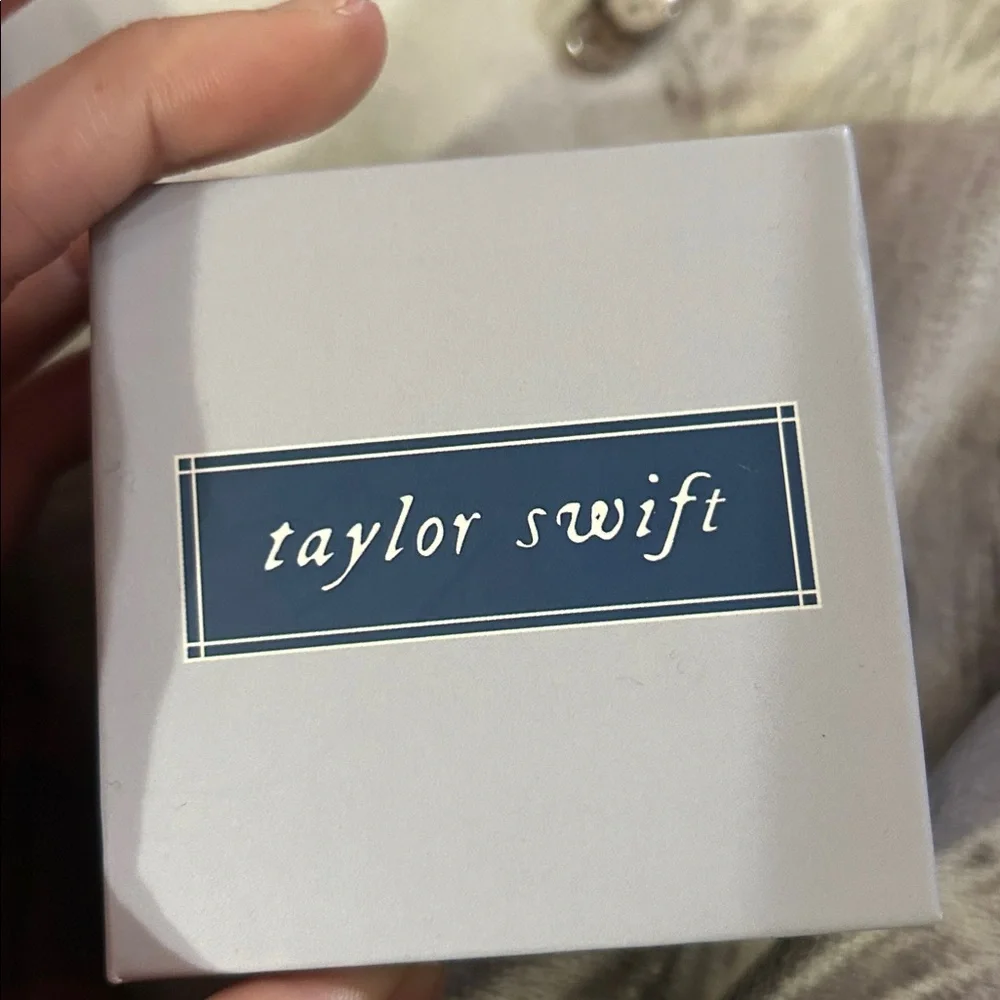RARE!! Taylor Swift official Meredith & Olivia Swift necklace Reputation era - Picture 7 of 8